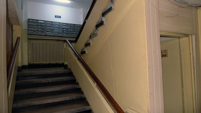 In mitul urban se precizeaza ca agentii nu au gasit pe nimeni acasa dar ce au gasit in frigider i-a lasat cu gura cascata