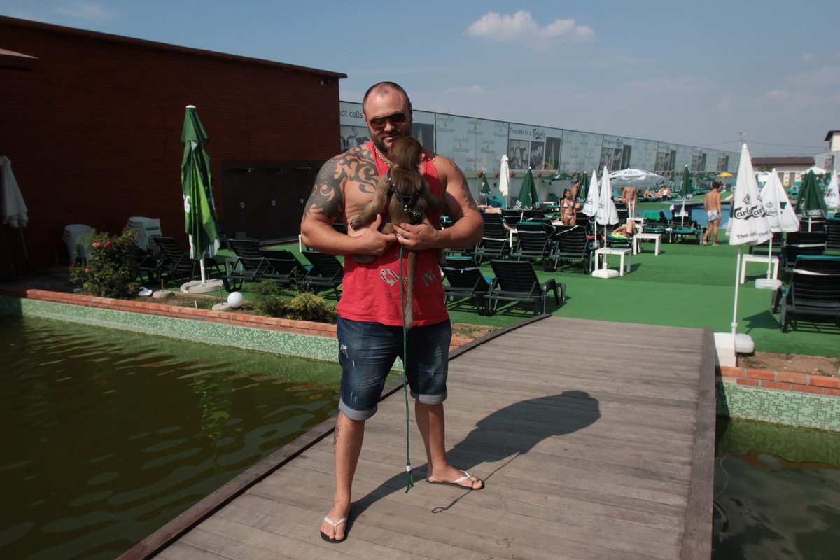 Masivul barbat are grija de Leo ca de propriul sau copil