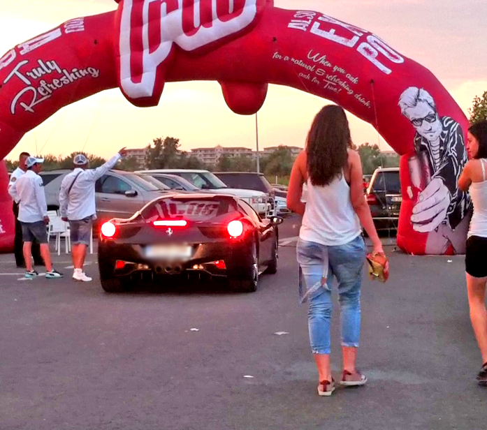 Dirnea a junge in fata clubului, insa nu este lasat sa intre de un paznic care gesticuleaza nervos