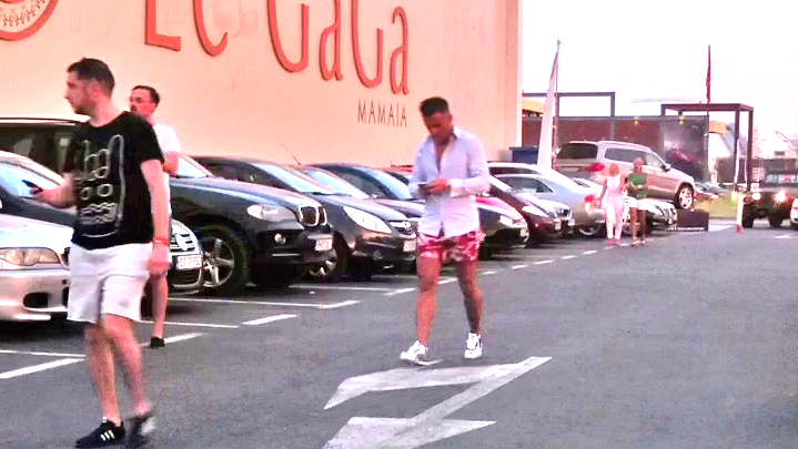 Impreuna cu prietenii lui, Dirnea intra a luat-o pe jos