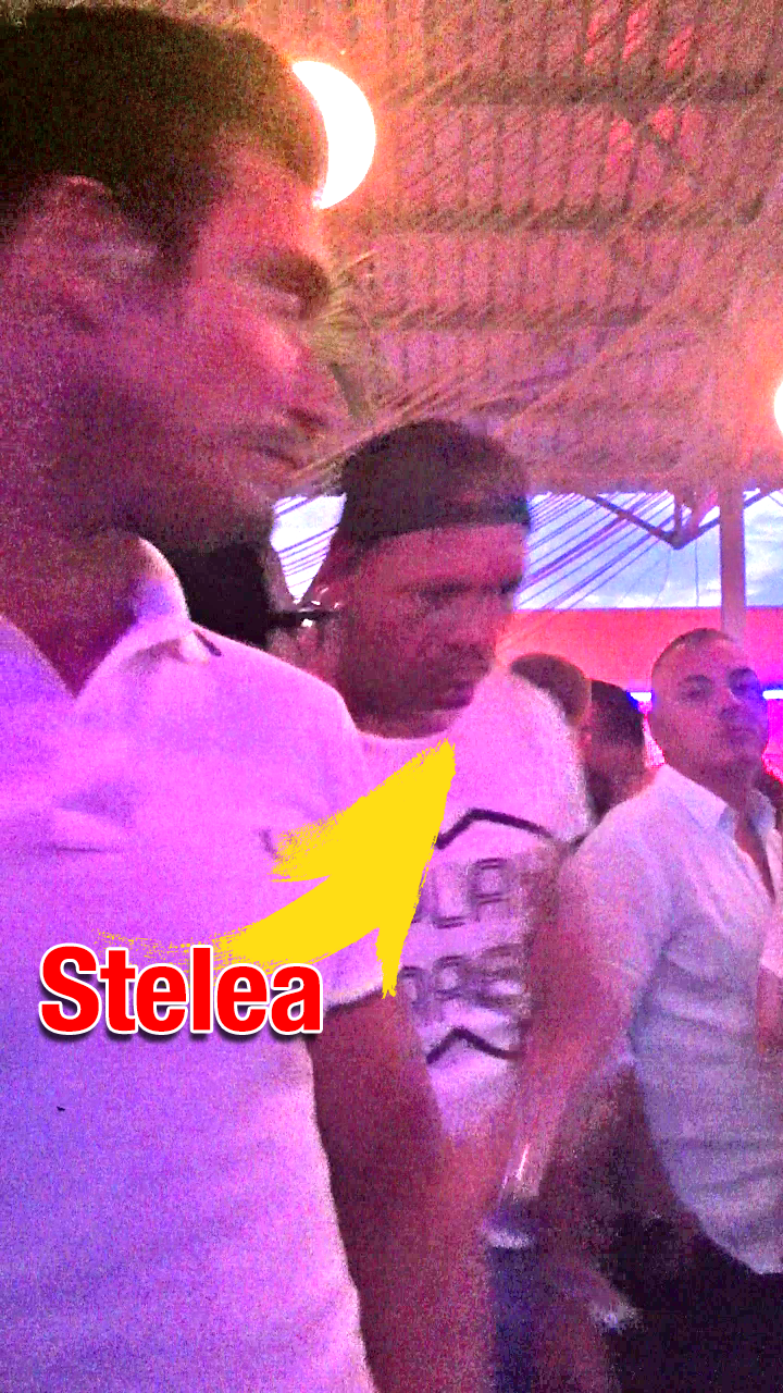 Cu sapca intoarsa pe cap, Stelea se muta intr-un loc in care nu este asa multa lume