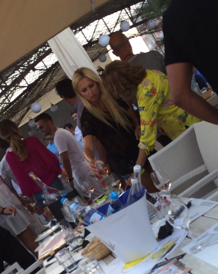 Raluca a servit mai multe pahare de vine. Coafura rezista!