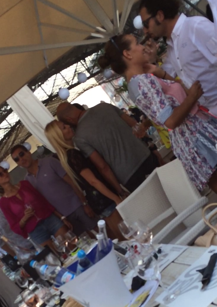 Dialog la lobul urechii. Raluca ii sopteste ceva sotului ei