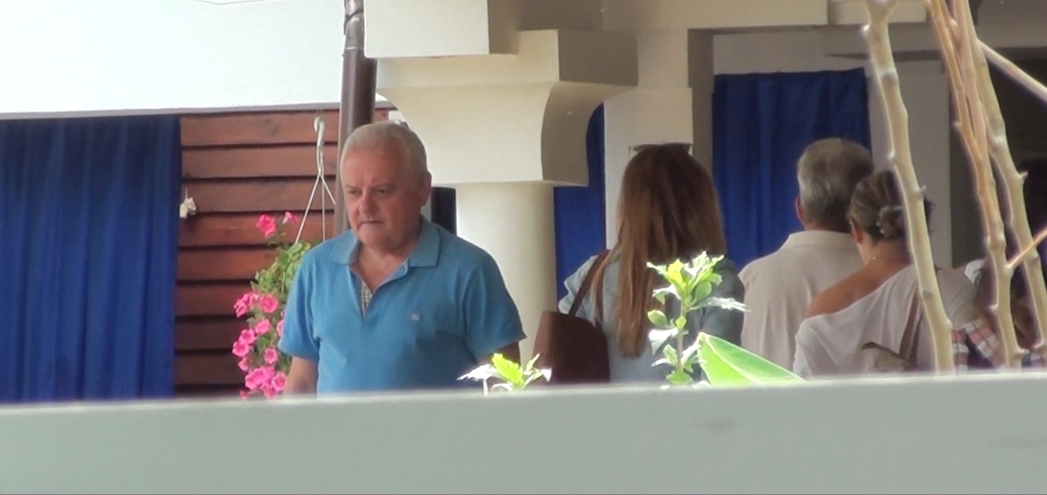 irinel a plecat singur catre hotel, pentru a se odihni inainte de petrecere