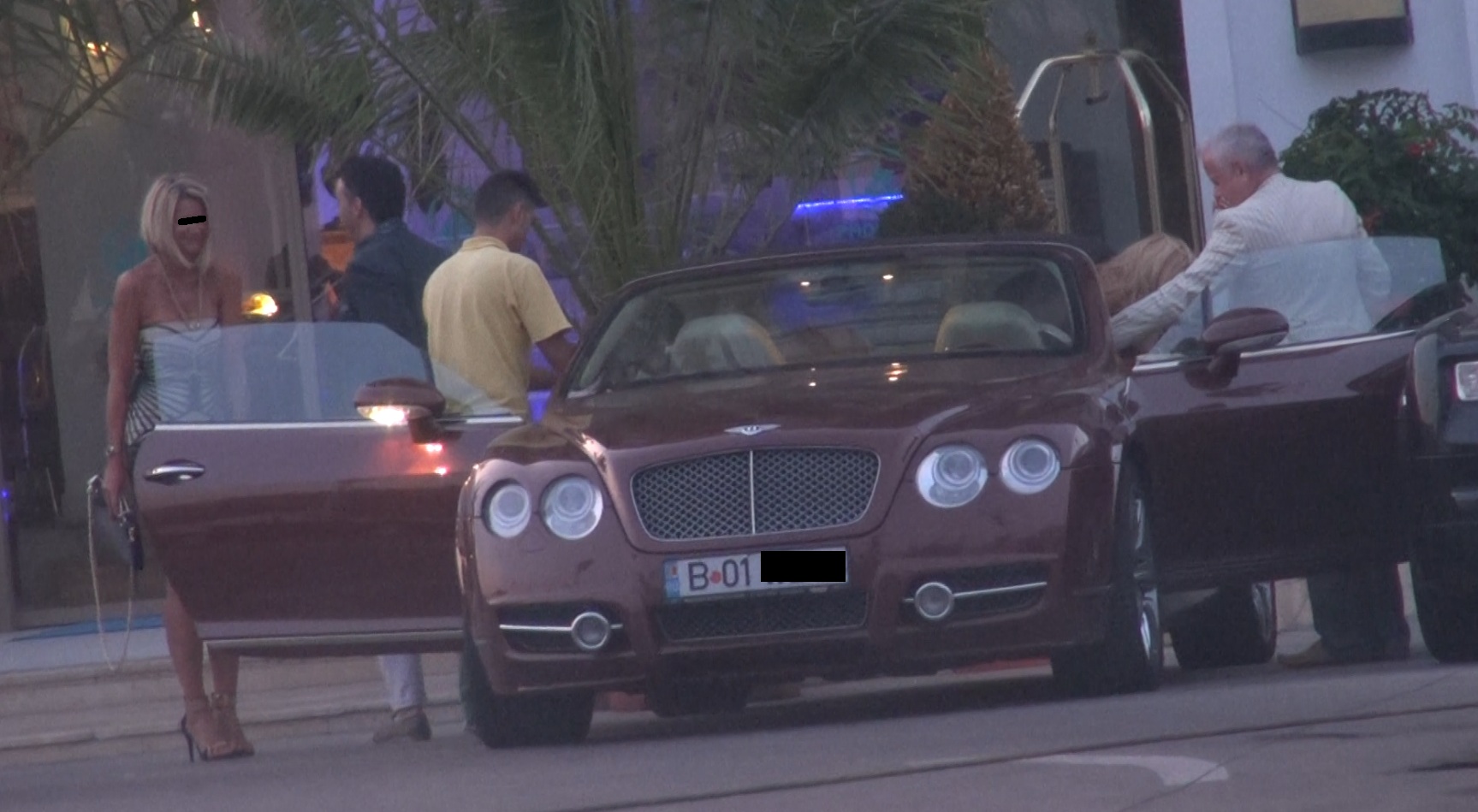 Milionarul din Izvorani s-a intors la hotel cu doua blonde