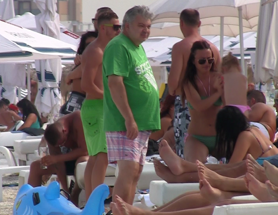 Bibi Galan sta singur pe plaja