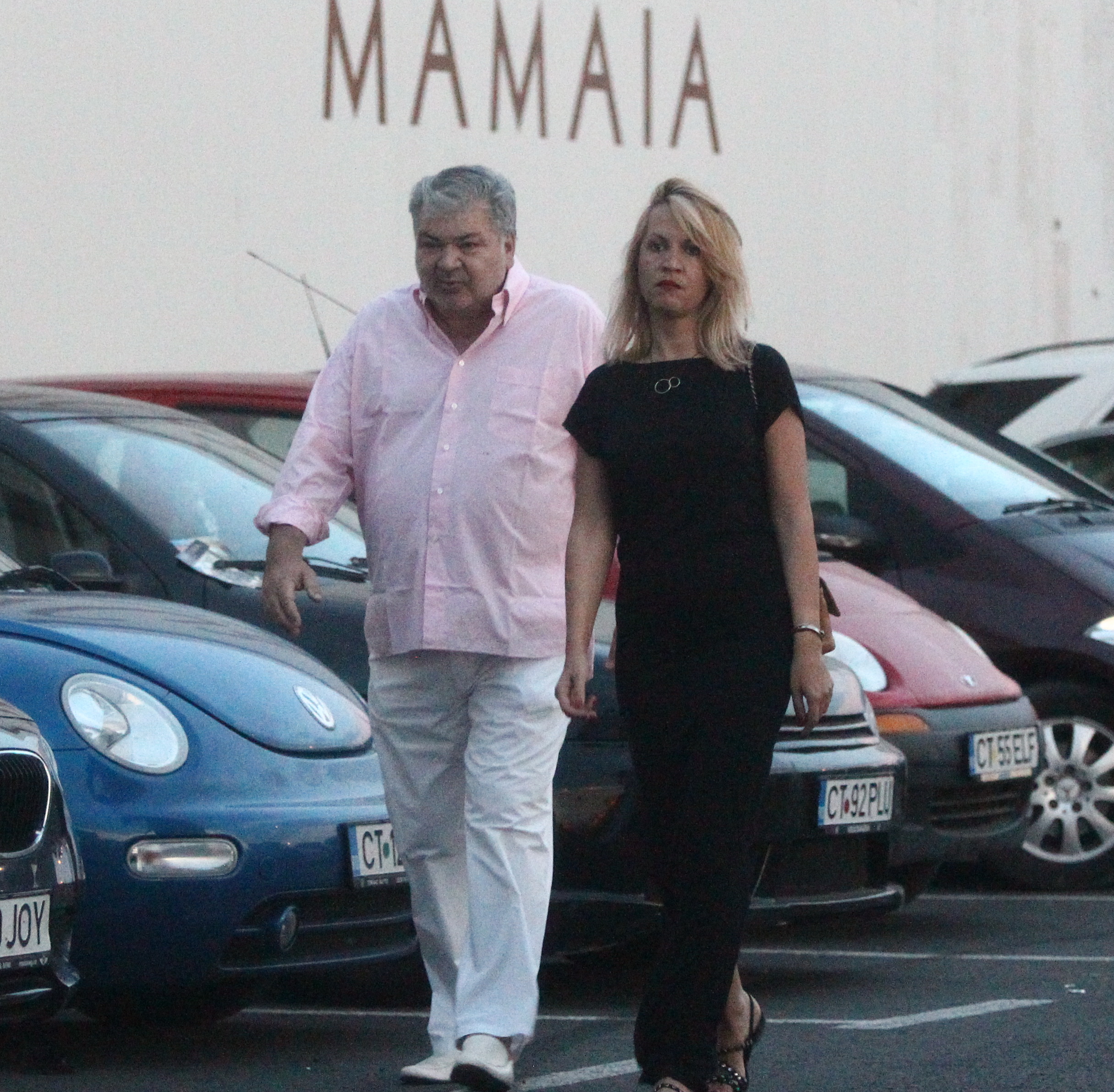 Milionarul a mers in club cu o blonda si s-a abtinut de la consuma foarte mult