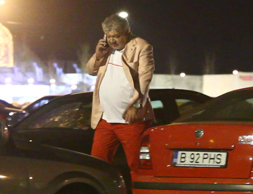 Bibi iese din club vorbind la telefon. Poate in cautarea unui alt anturaj de distractie