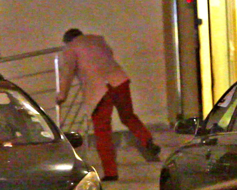 Scarile i-au dat mari batai de cap milionarului. Acesta era sa cada la intrarea in cladirea in care este cazat