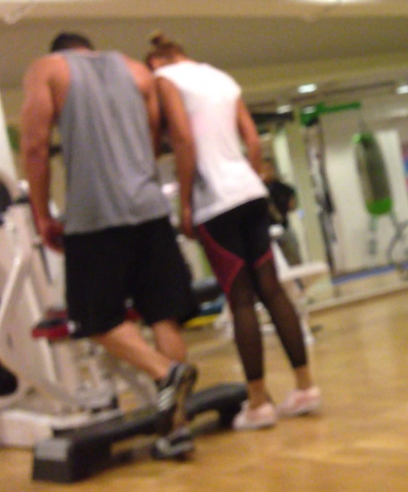 Victor o invata pe Bianca sa execute corect miscarile recomandate de terapeut