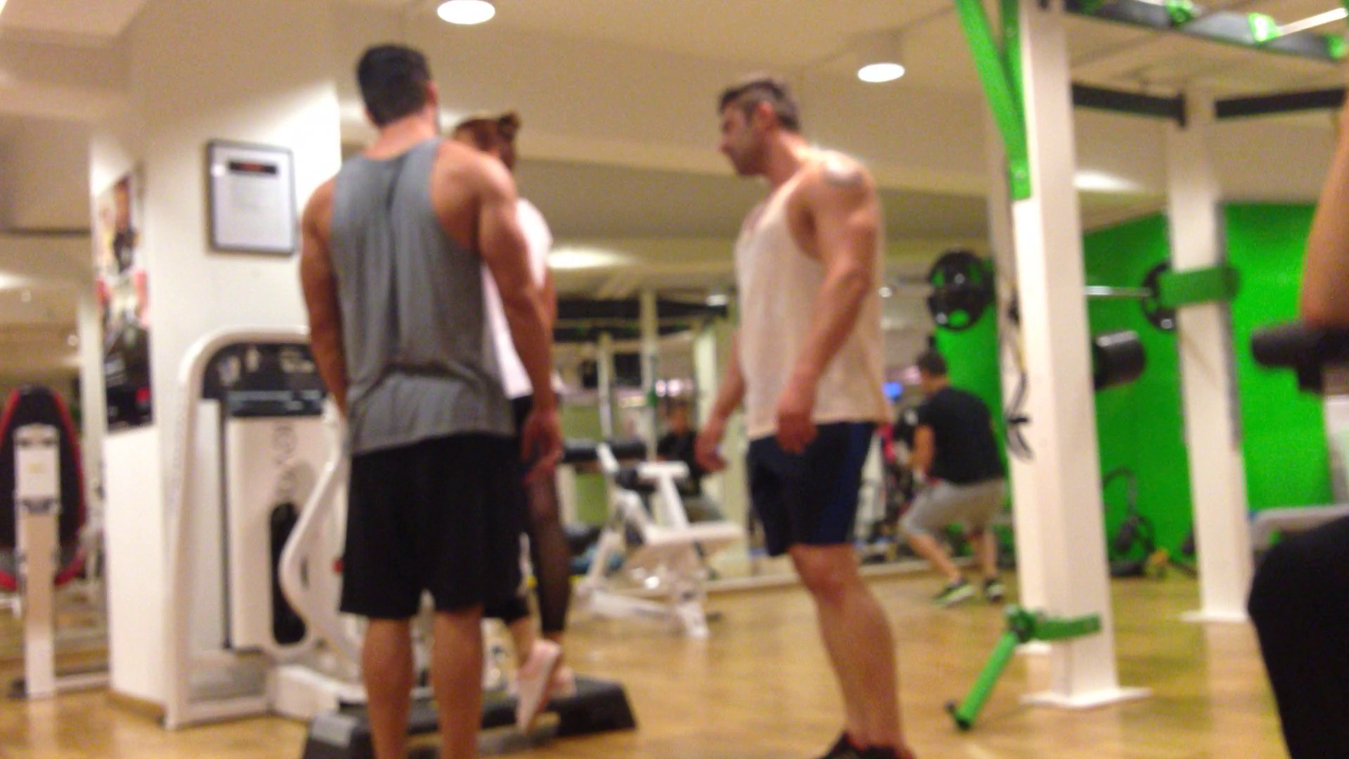 La un moment dat, antrenorul vine si el pentru a se asigura ca blondina lucreaza corect