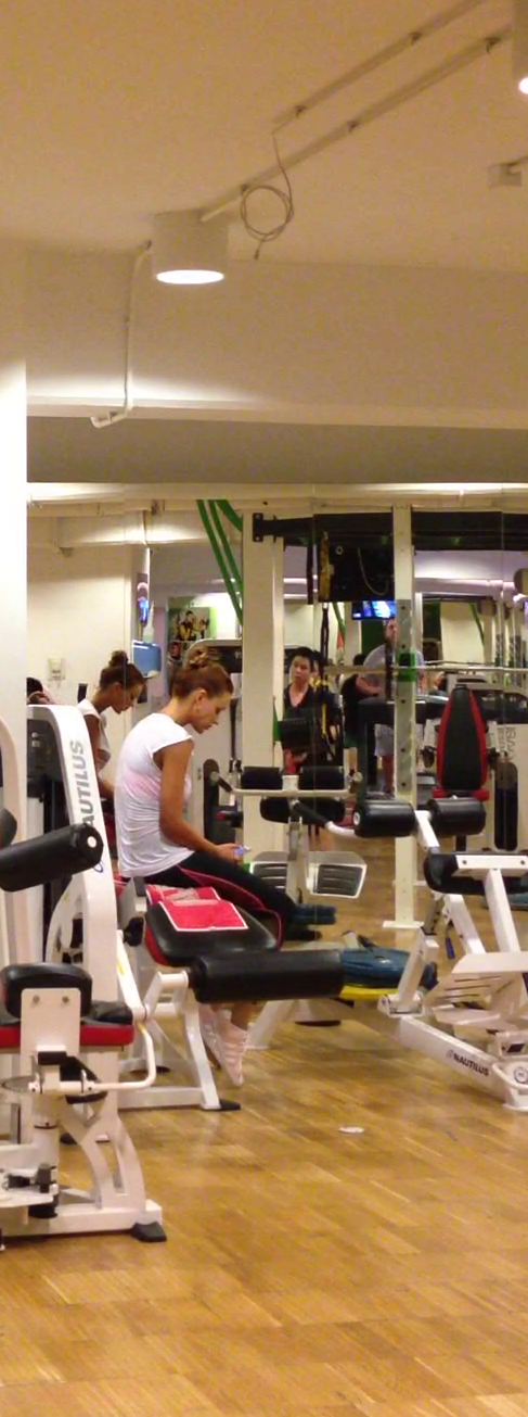 In timp ce isi tragea sufletul, Bianca a profitat de timp pentru a-si verifica telefonul