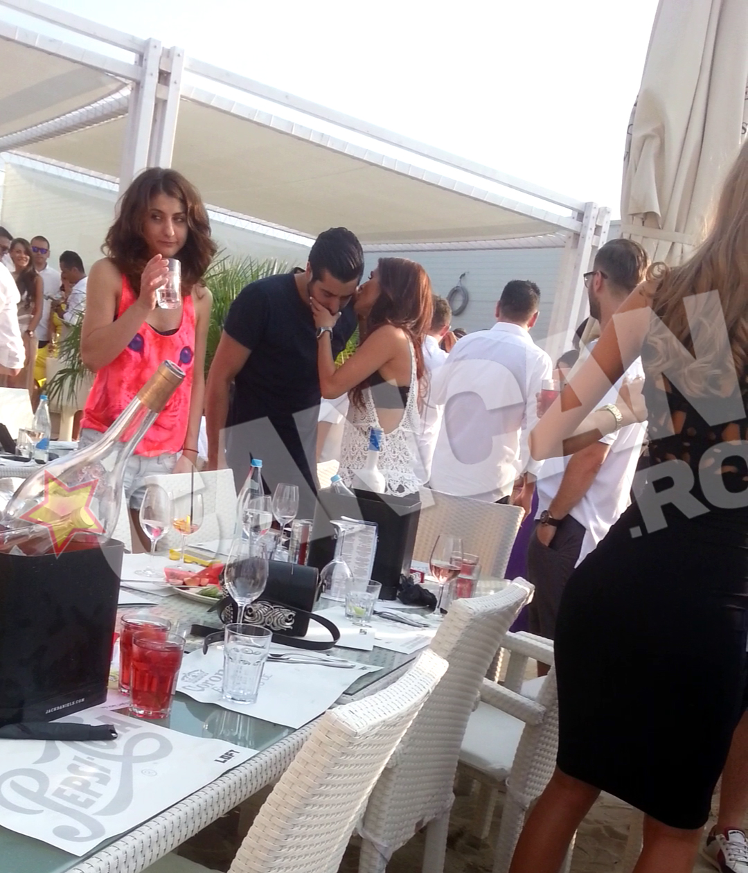 Sanziana i-a intors si ea sarutarile