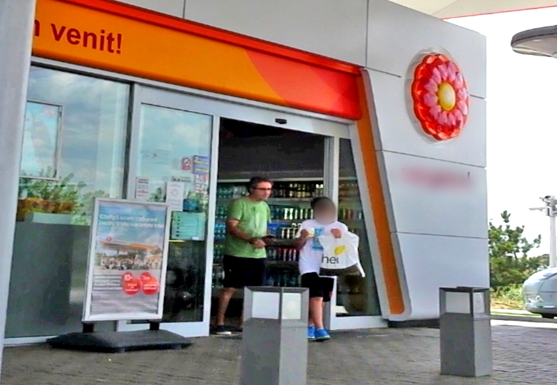 Segarceanu isi trimite baiatul inainte cu cumparaturile