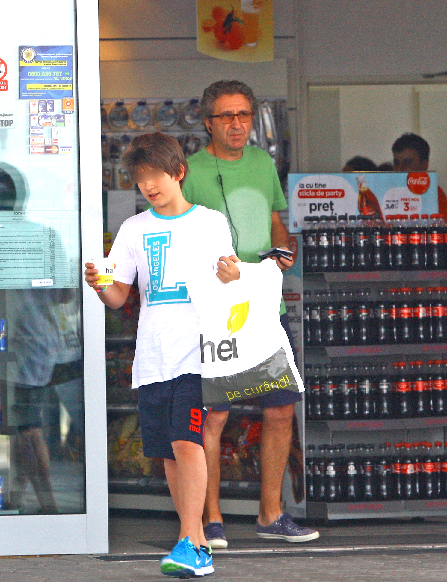 Fiul isi ajuta tatal si-i duce cafeaua la masina