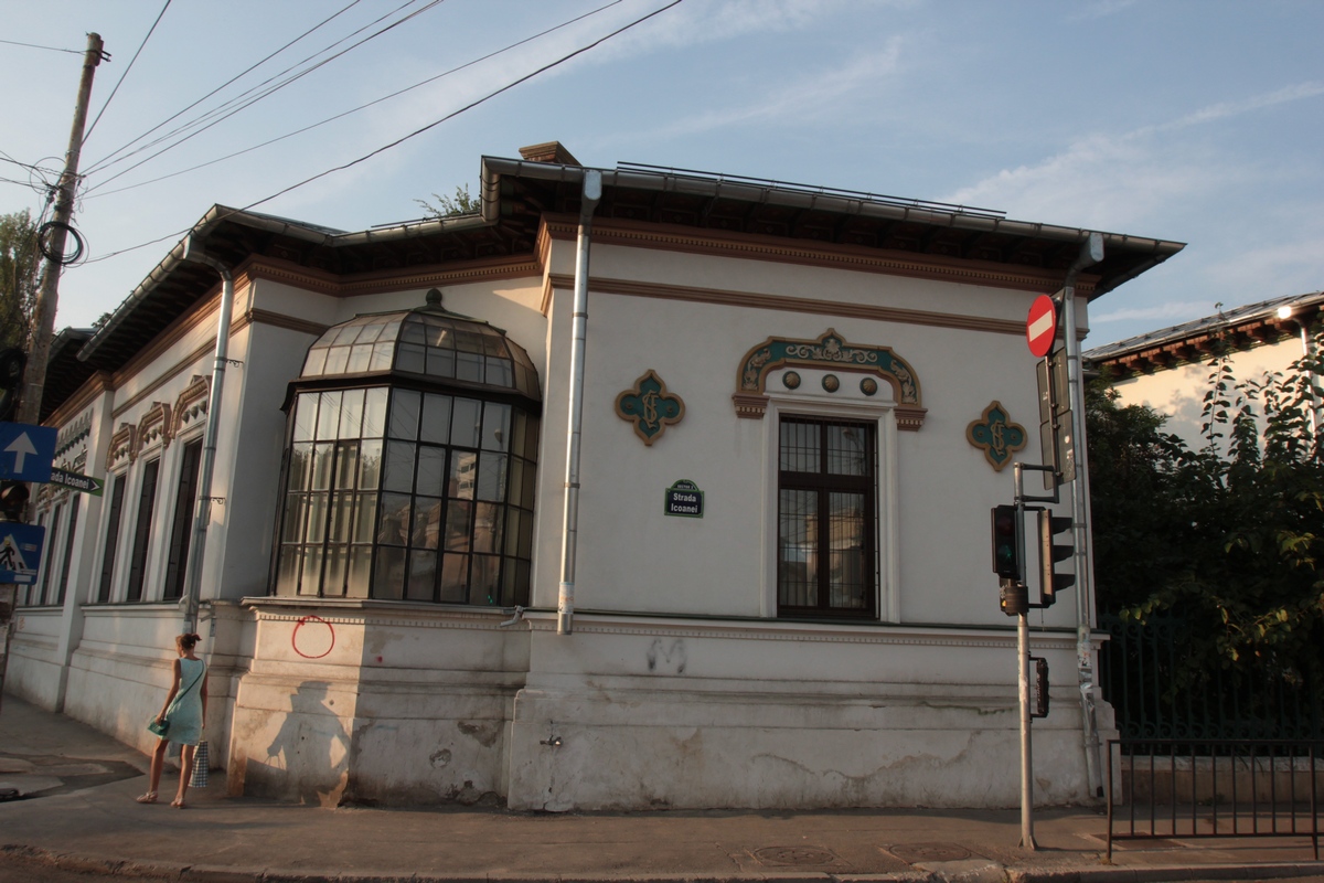 Uneori in institutie usile si ferestrele incep sa se inchida si sa se deschida singure