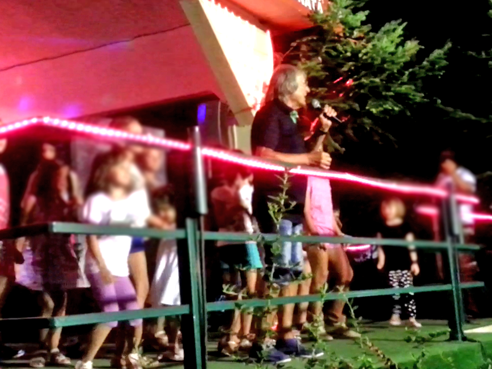 Artistul a incercat sa faca show pentru copiii care au venit la concert