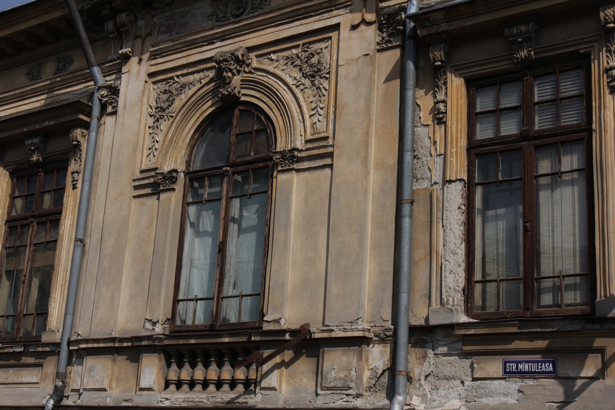 In floclorul urban al Capiateli am gasit o legenda care face referire la o casa bantuita de pe strada Mantuleasa