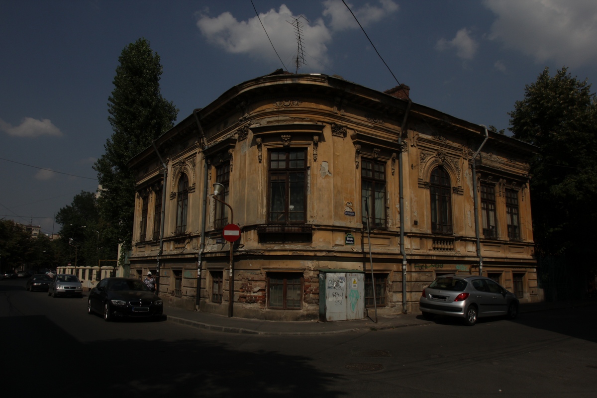 Se spune ca in respectiva casa sunt trei demoni si o fantoma poreclita 