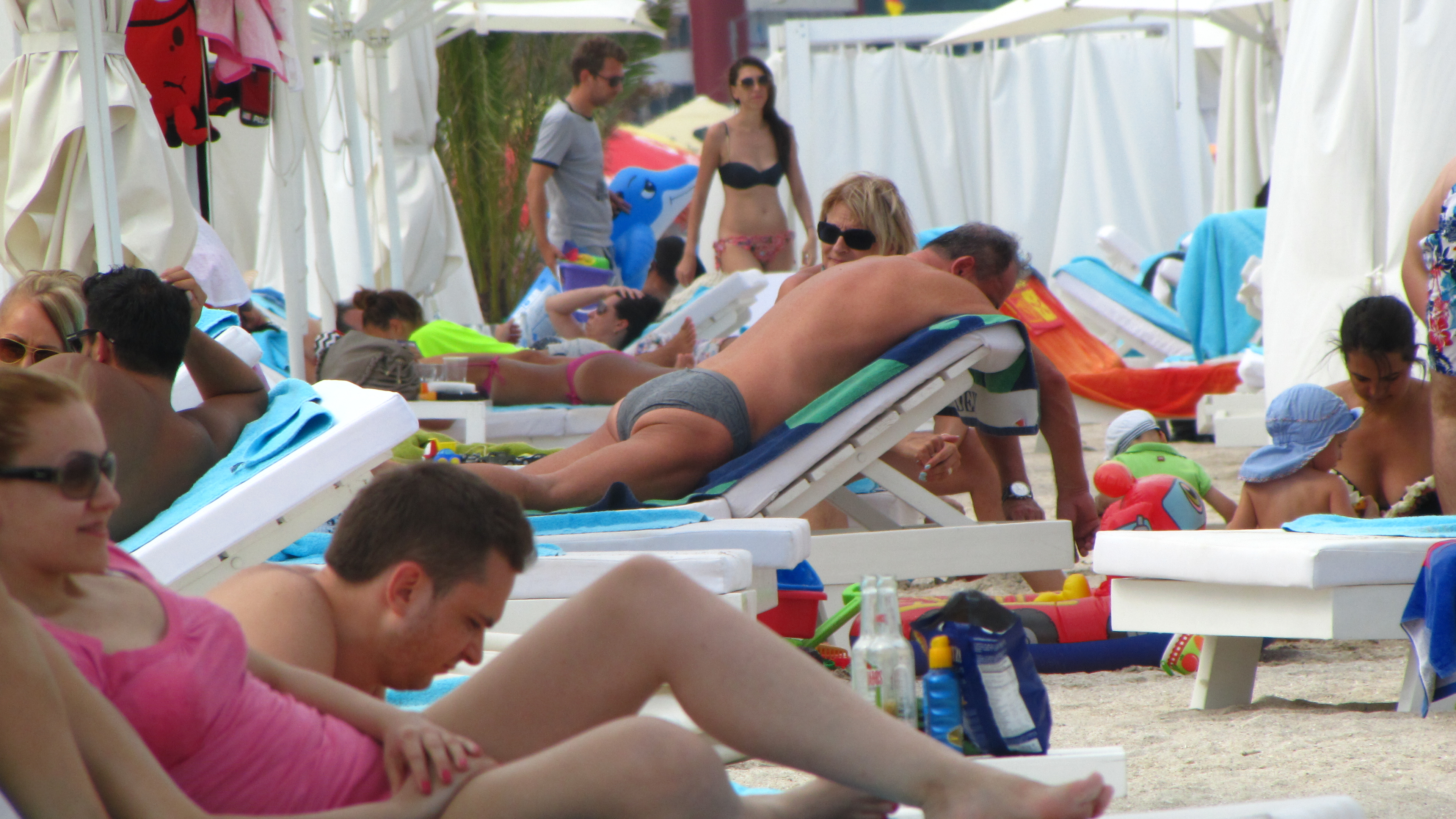 Blaga s-a tolanit pe sezlong pentru un bronz mai bun pe spate