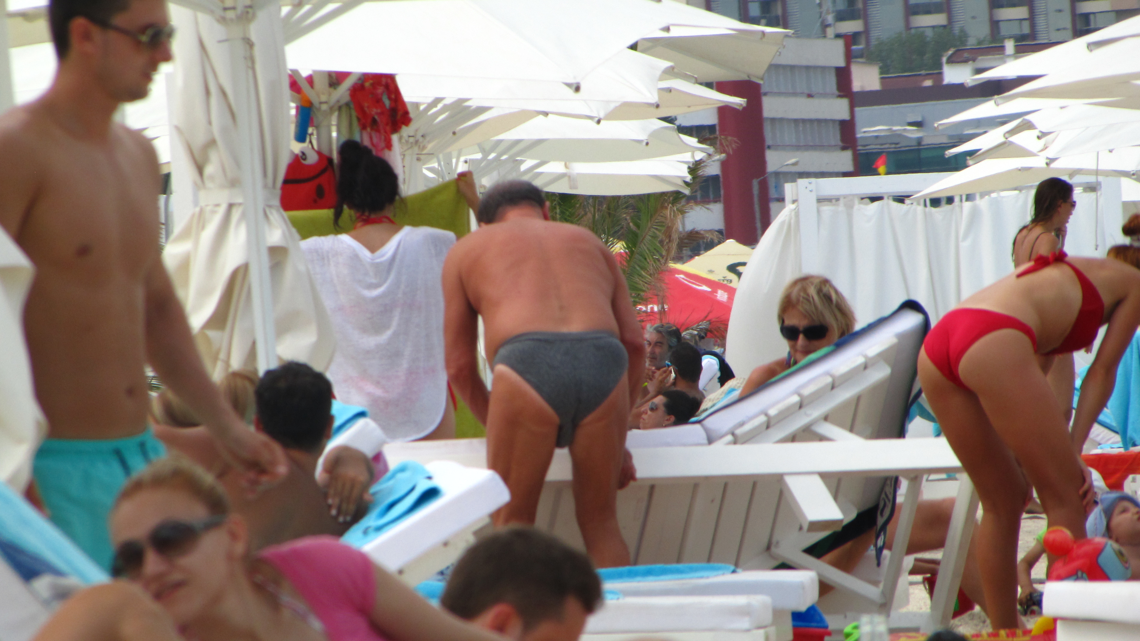 El si-a scuturat sezlongul de nisip inainte de a intra in mare