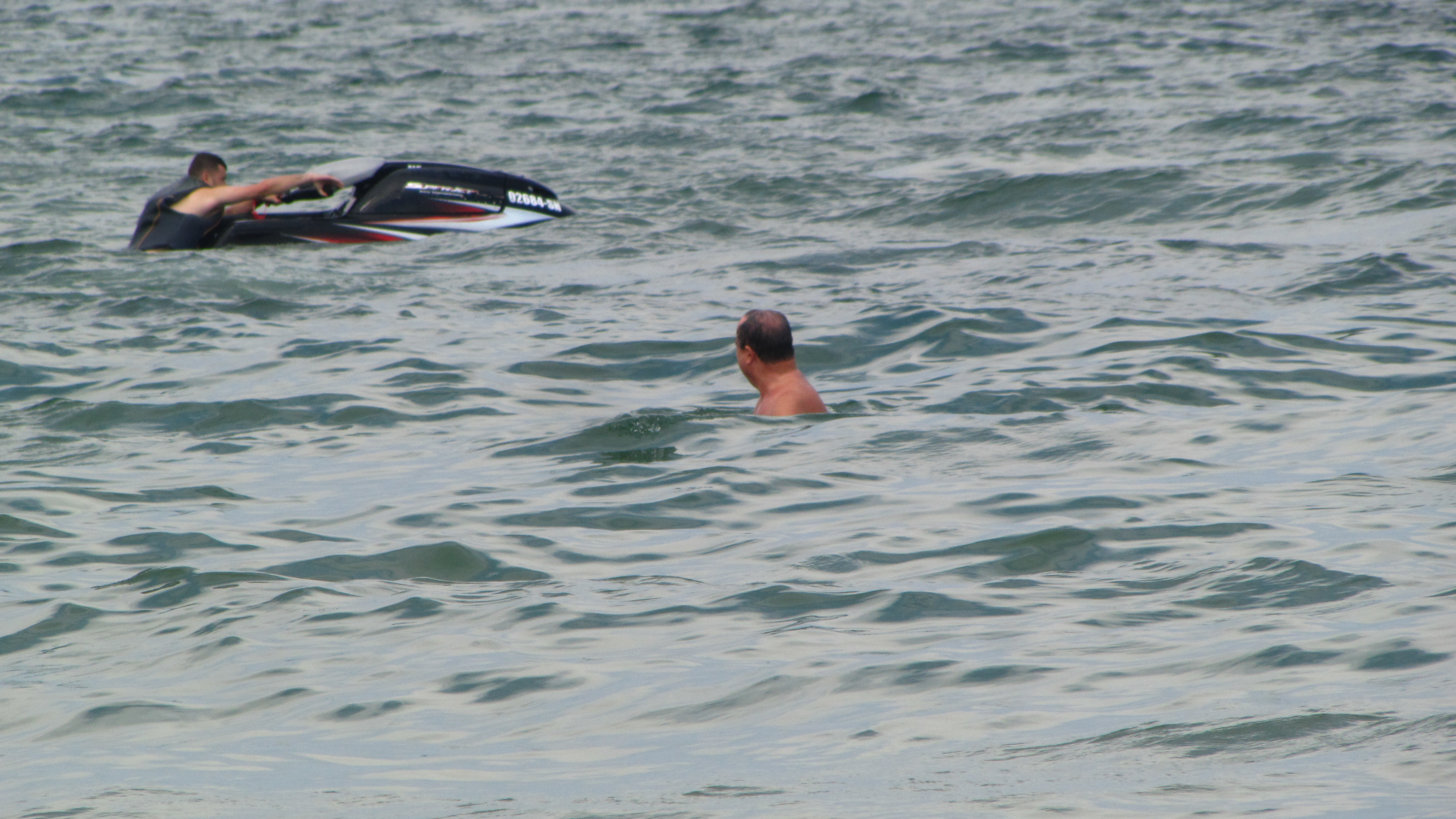 Un skijet l-a bazait mai tot timpul cat a stat in apa