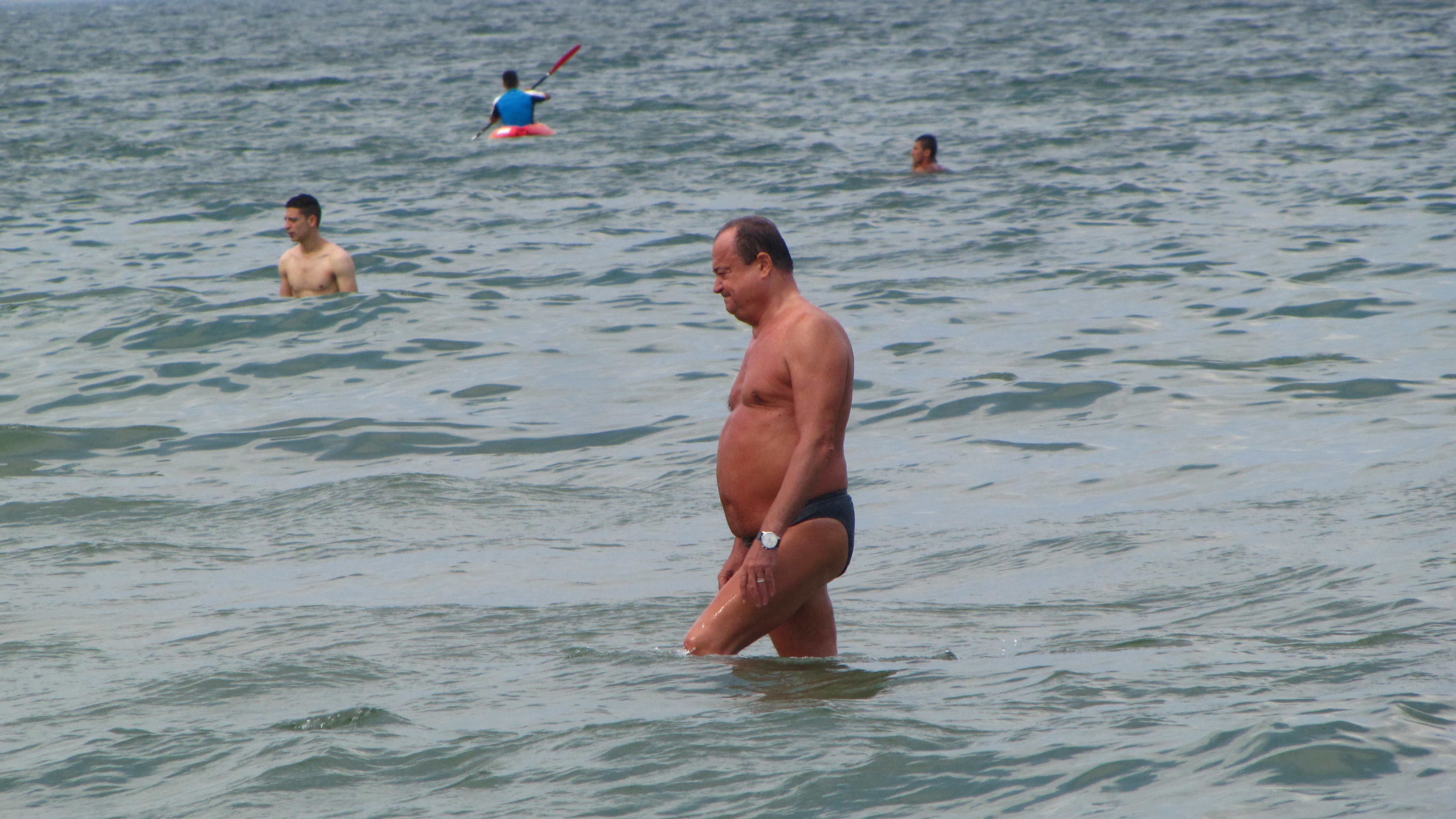 Blaga a iesit din apa cu gandurile in alta parte decat la distractie