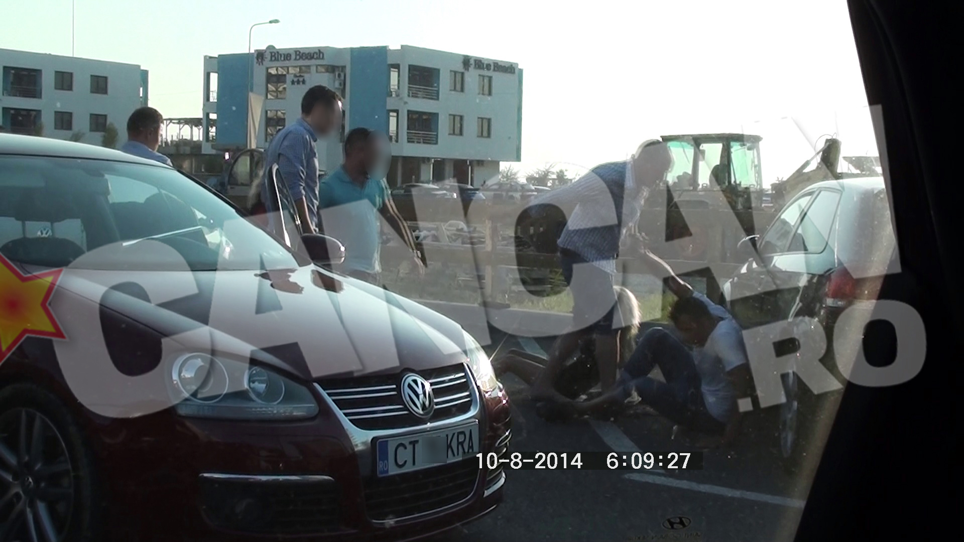 Loviturile au continuat sa curga spre tanara blonda si prietenul ei