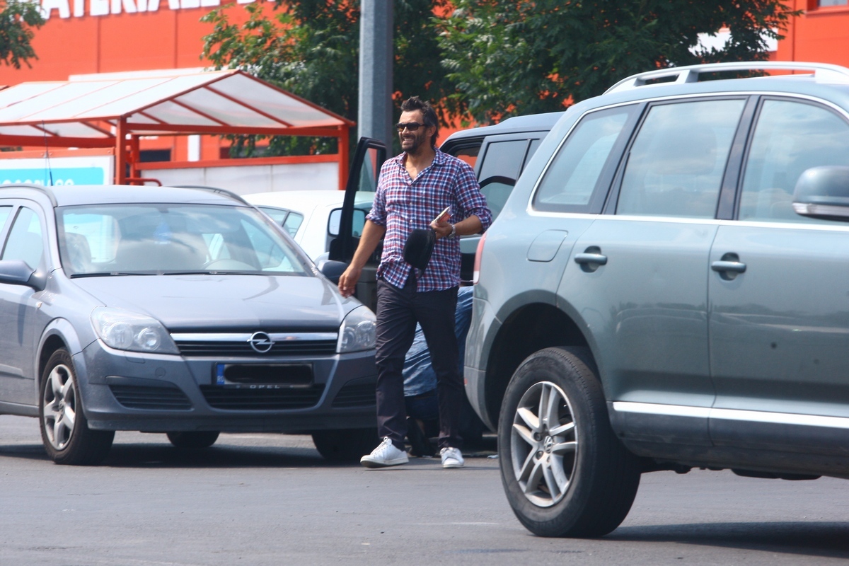 Cel mai probabil tanarul a vrut sa il convinga ca markerul ascunde foarte bine zgarieturile