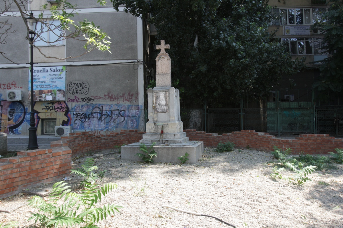 Monumentul ridicat in memoria zecilor persoane care au murit, dar si a Bisericii Puscariei