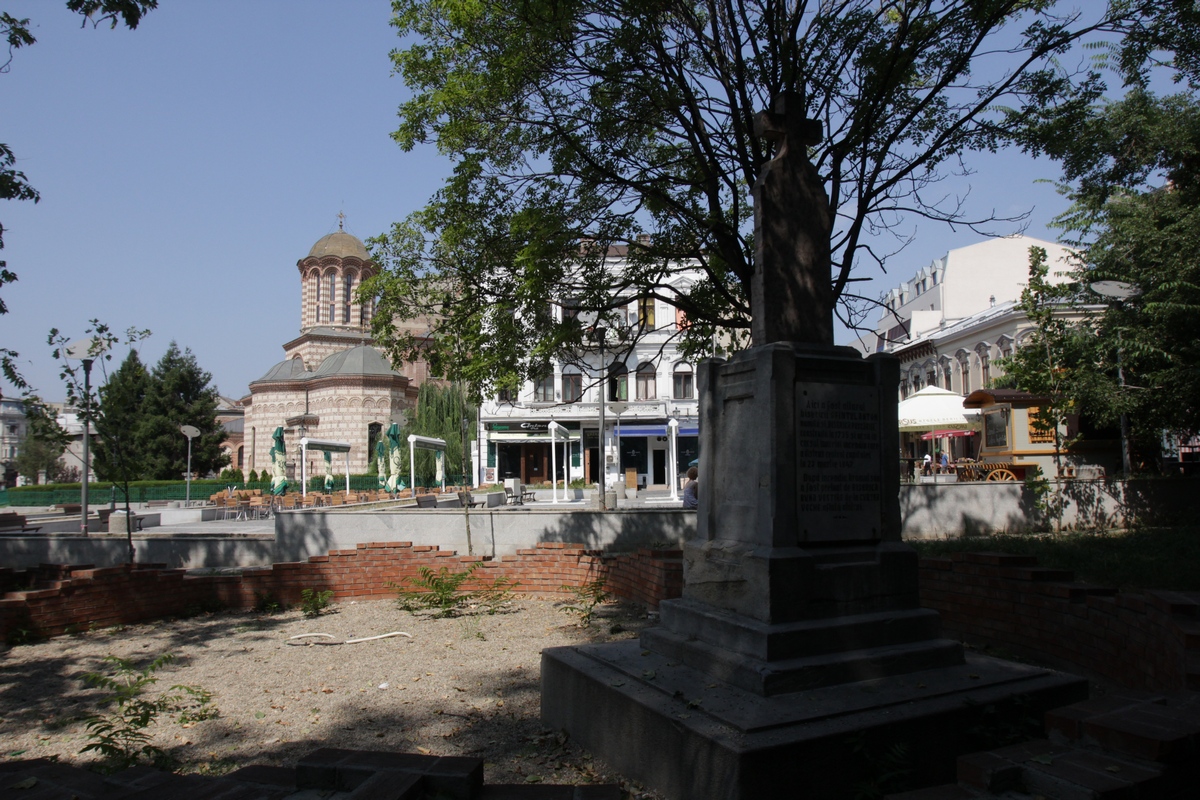 Legenda spune ca in interiorul bisericii au murit cateva zeci de persoane