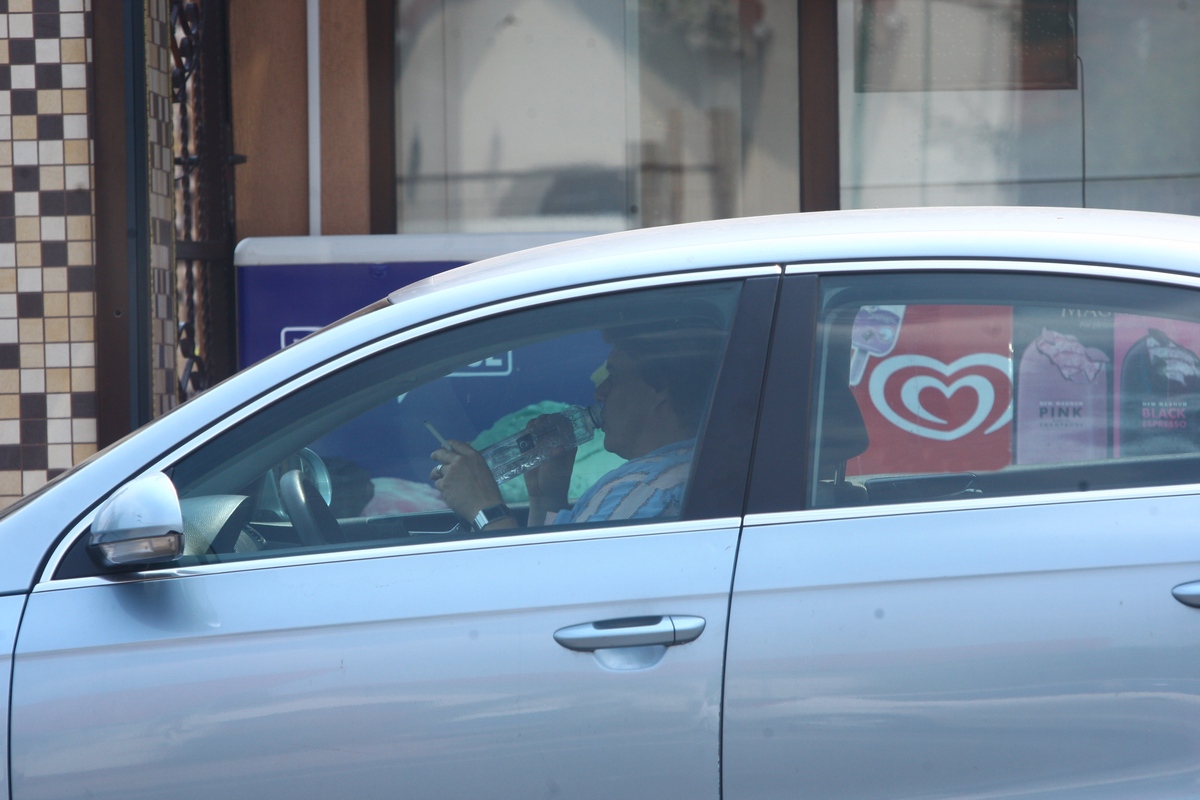 La un moment dat el a iesit din magazin, s-a dus la masina ca sa se hidrateze cu apa plata