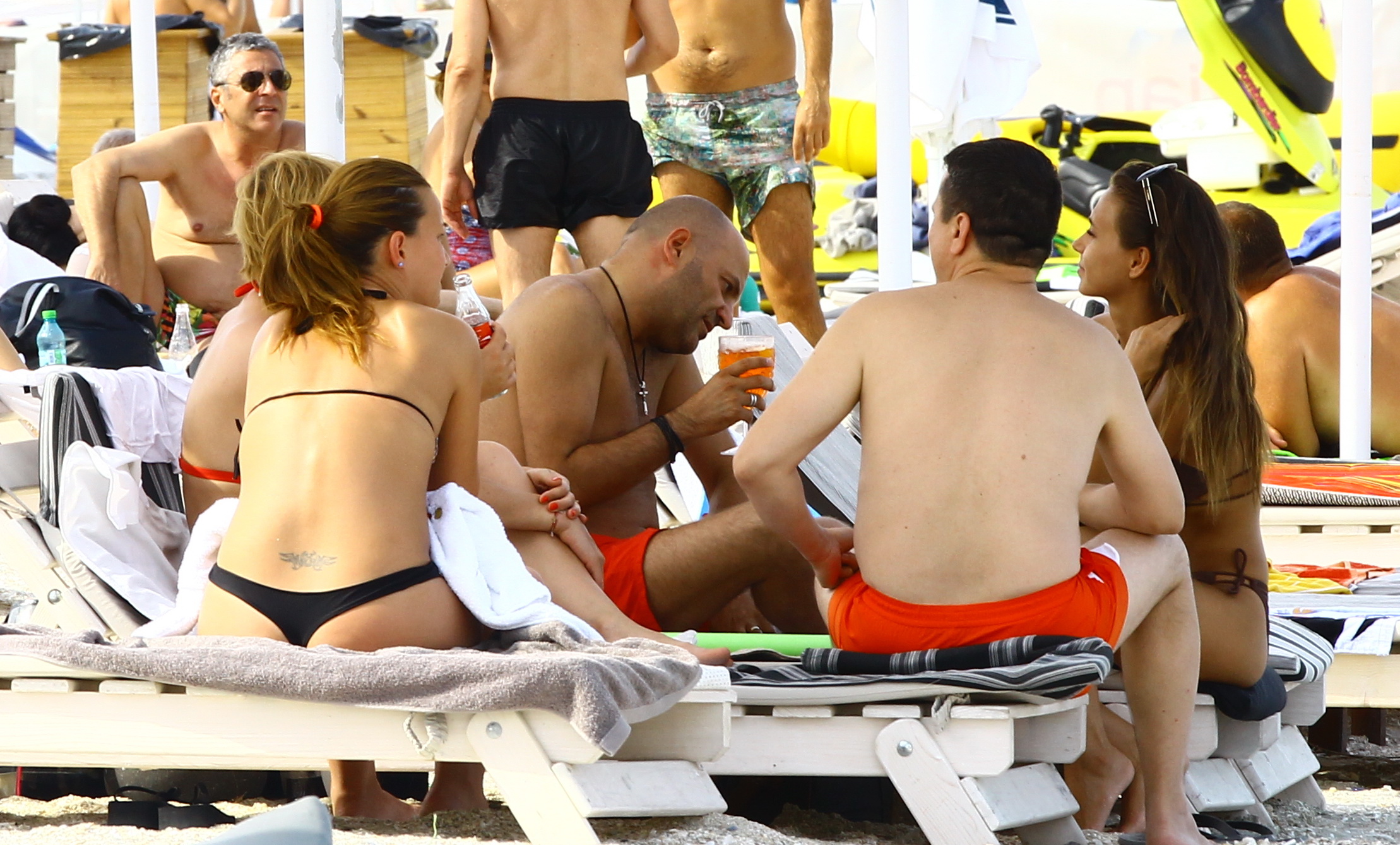 Dan Capatos se bucura de o bere pe litoralul Marii Negre