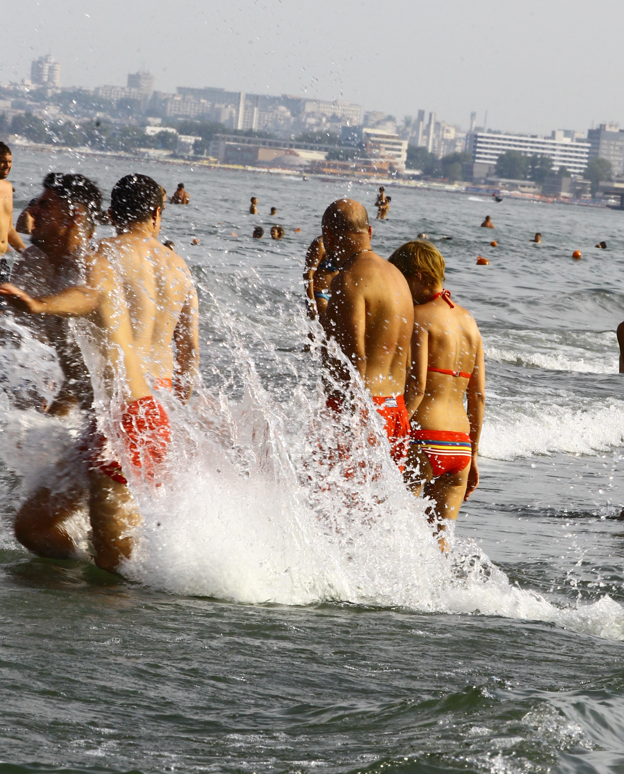 Dan Capatos este stropit de unul dintre prietenii sai