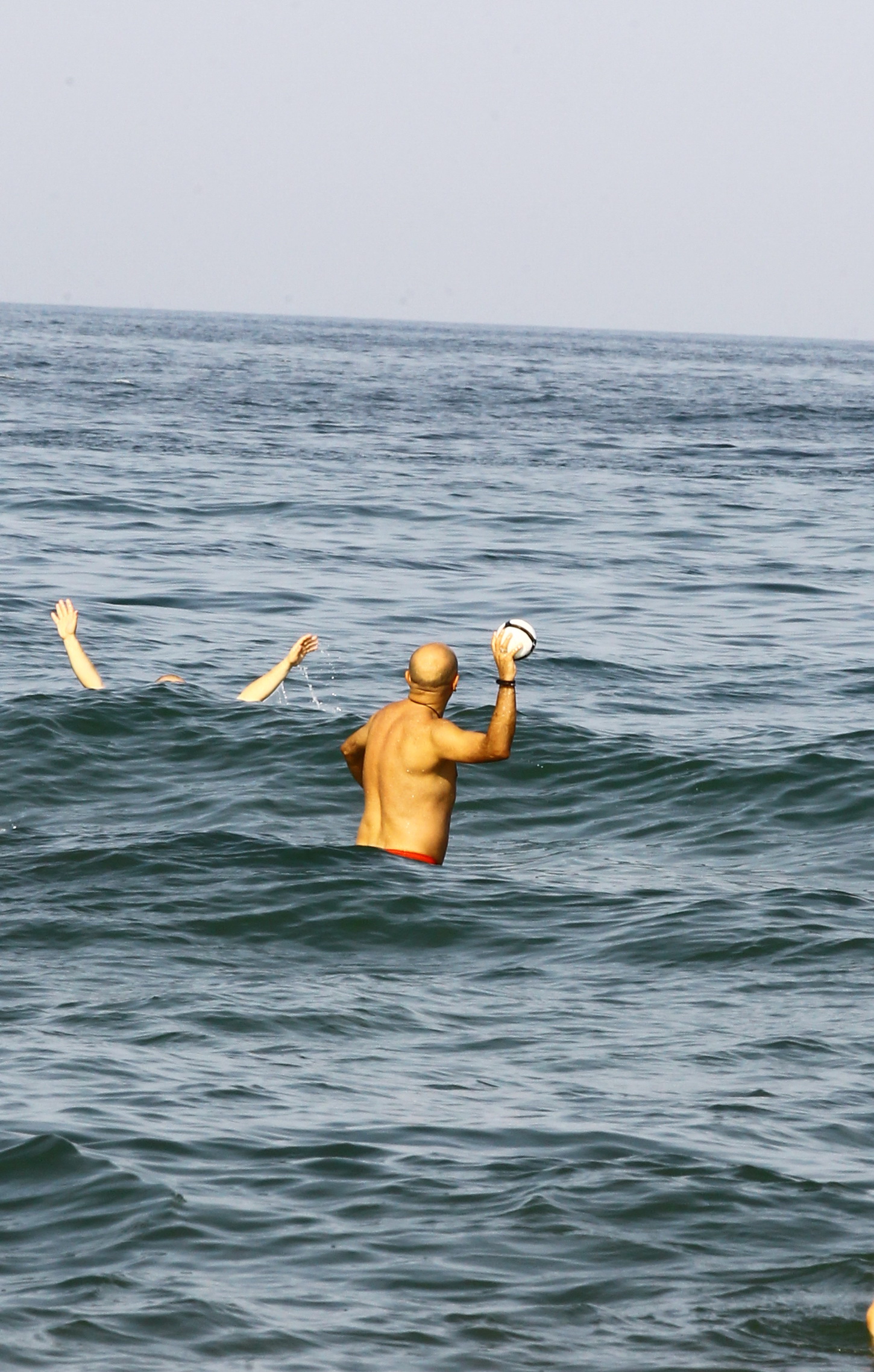 Prezentatorul se joaca cu o minge in apa