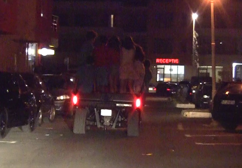 Milionarul a mers incet, asa ca toata lumea a ajuns in siguranta la hotel