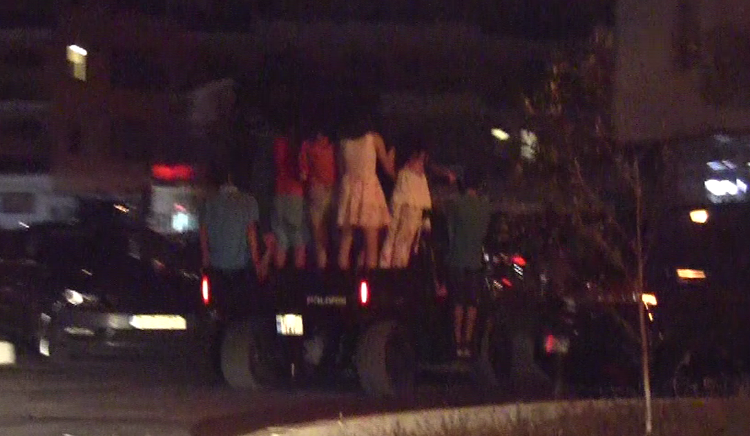 In Buggy el a indesat circa zece prichindei, dar si cativa adulti