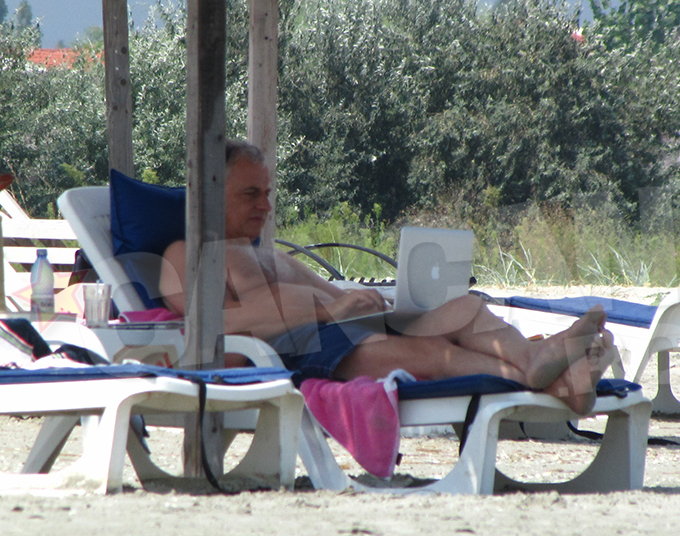 Mircea Geoana arata foarte bine pentru varsta lui, putand castiga detasat un concurs de mister printre politicieni