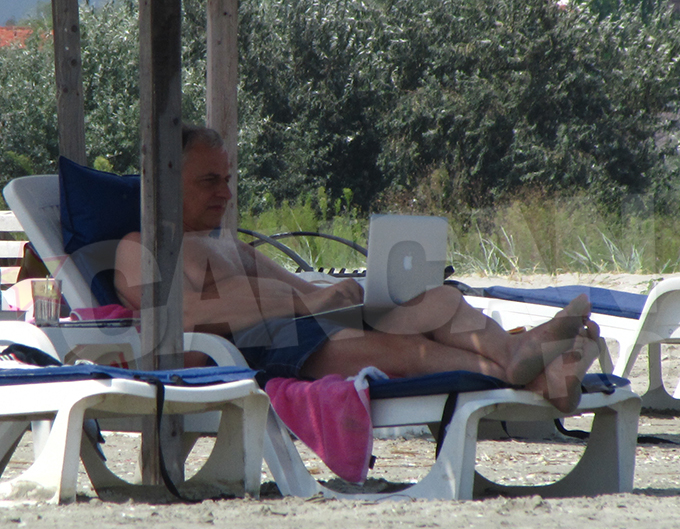 Cat a stat pe plaja, politicianul nu s-a despartit de laptopul sau