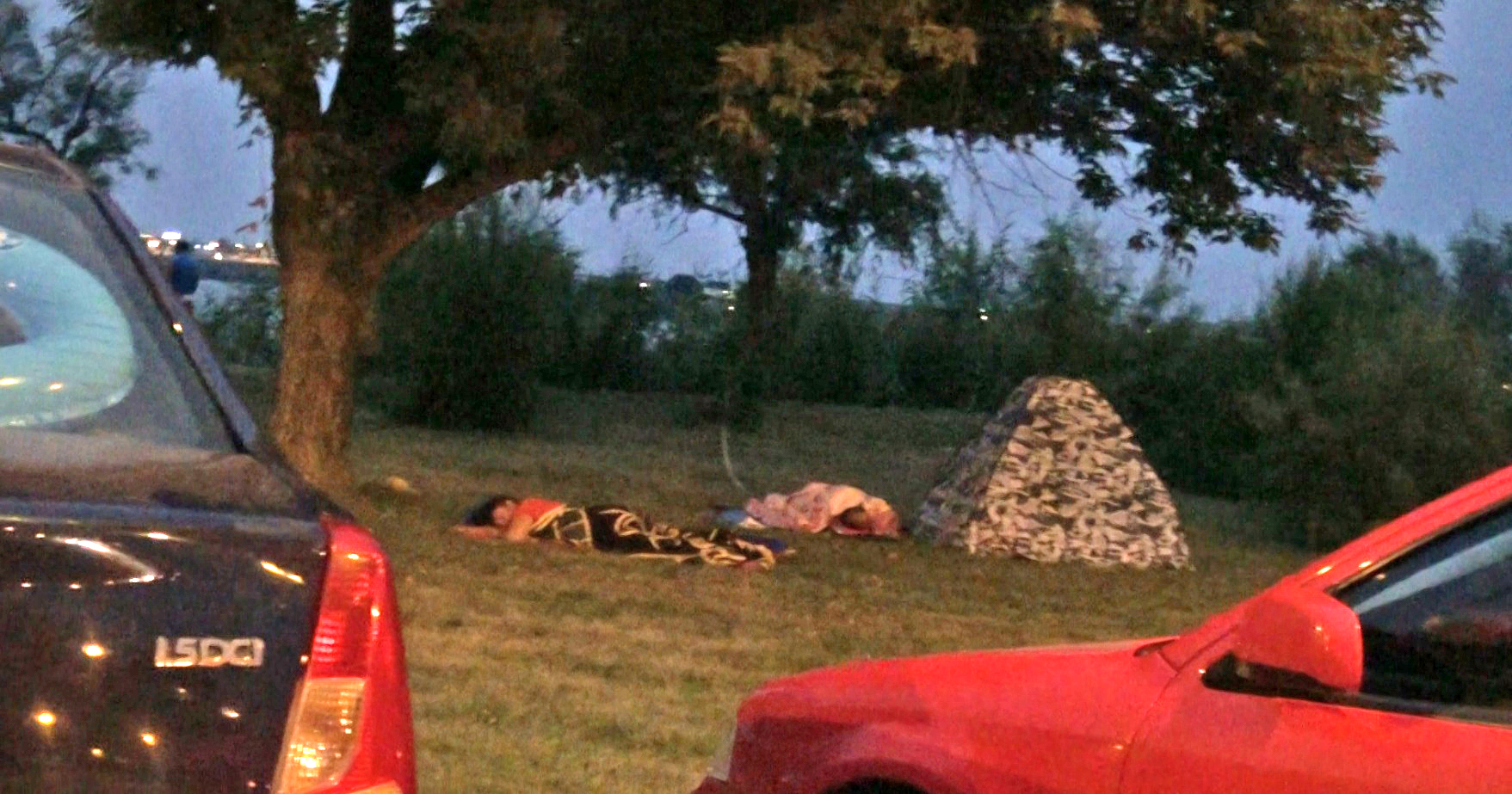 Turistii fara cazare au adoptat stilul boschetar: somn direct pe iarba, pe un maldar de haine