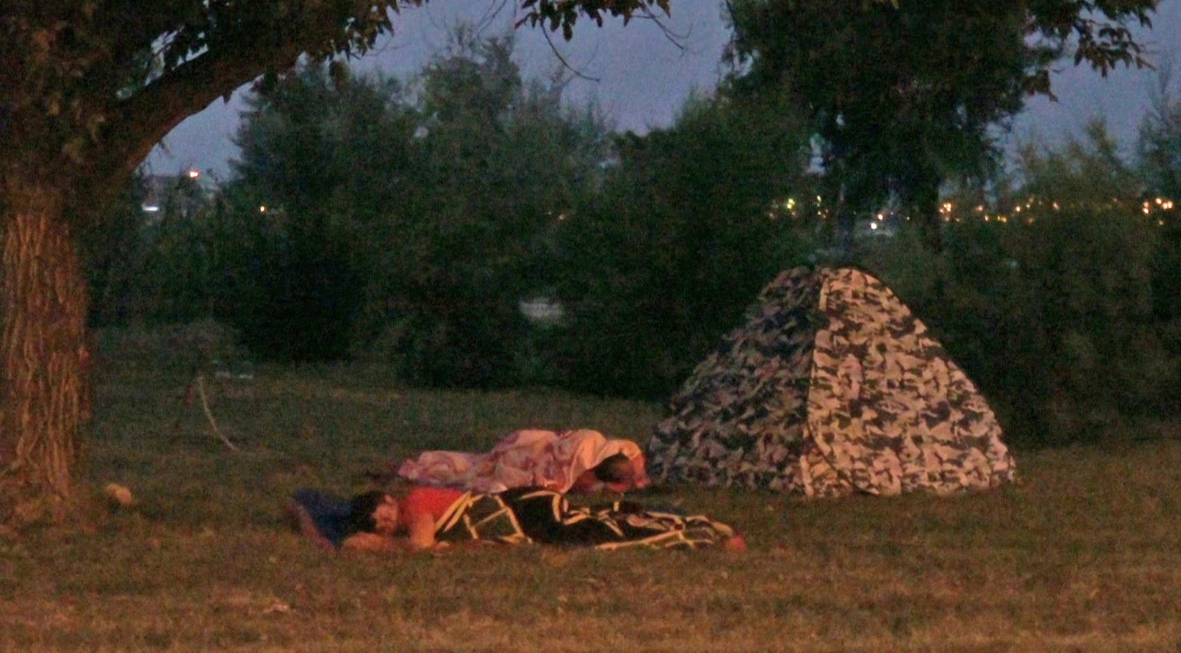 Turistii fara cazare au adoptat stilul boschetar: somn direct pe iarba, pe un maldar de haine
