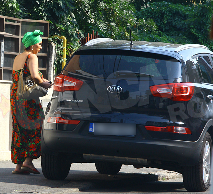 Bahmu a plecat de acasa in cursul zilei, imbracata foarte colorat