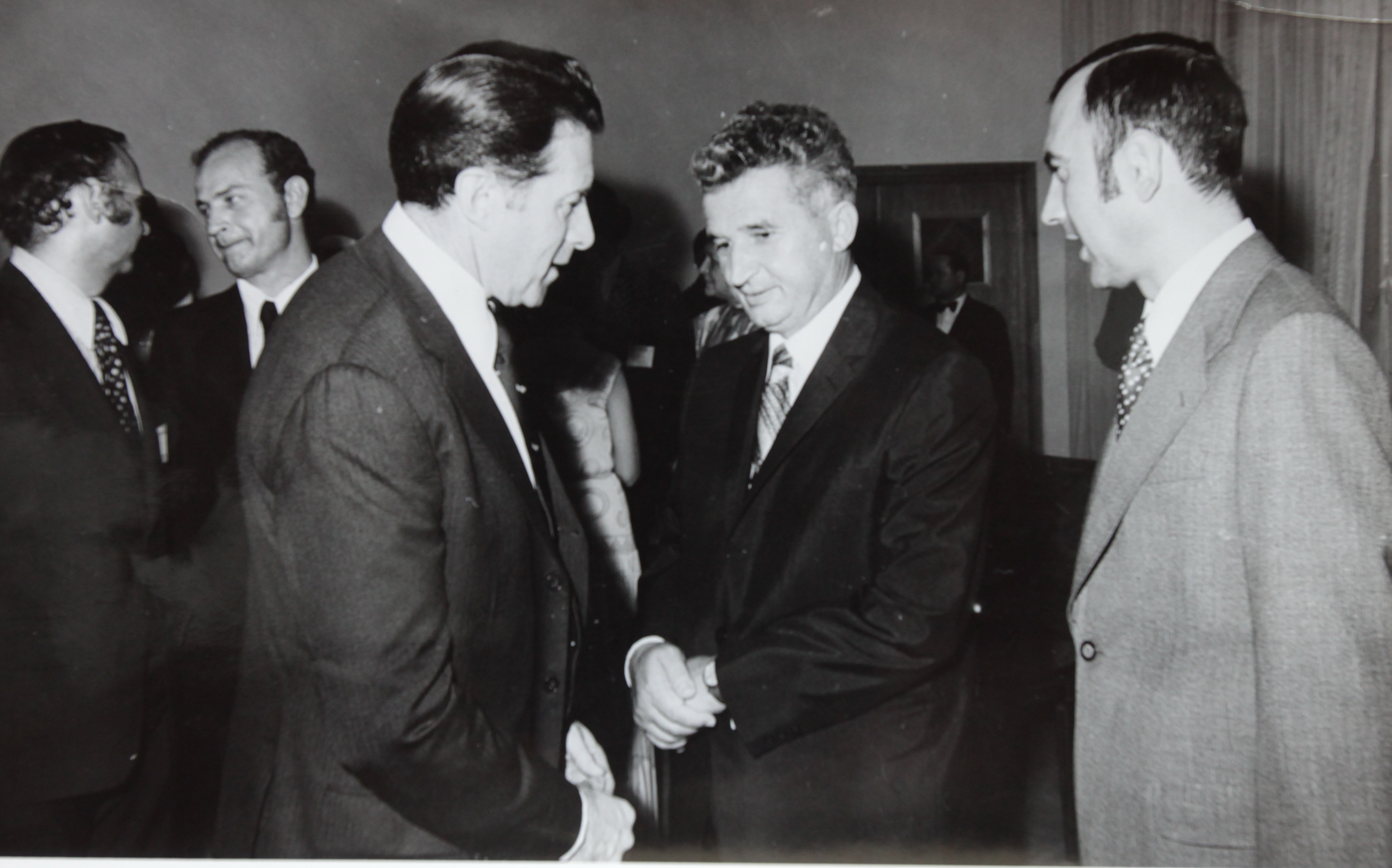 Vasile Anghel, in plan departat, la o intalnire intre o delegatie din America si Nicolae Ceausescu
