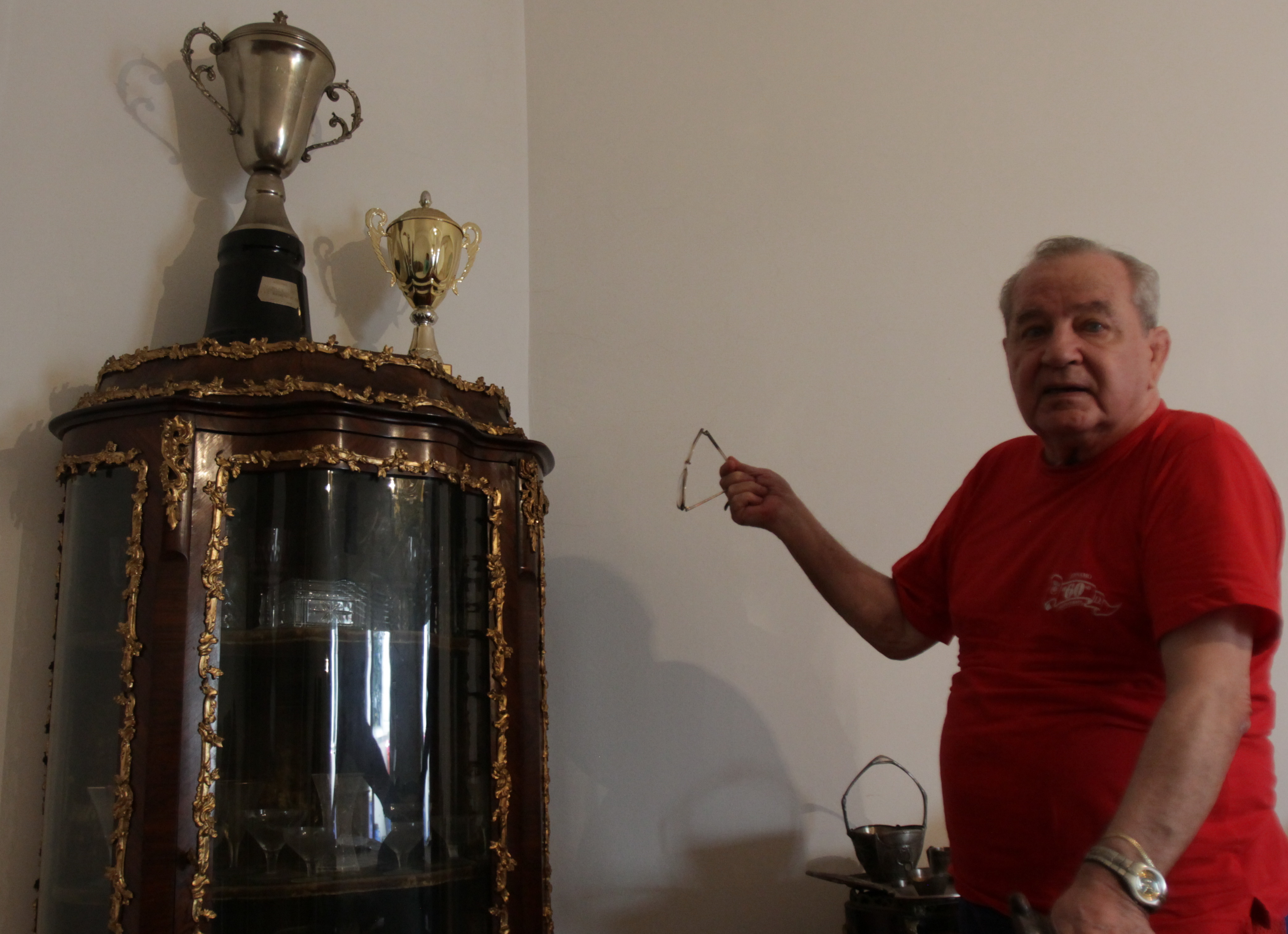 Vasile Anghel si unele dintre trofeele cucerite la Dinamo