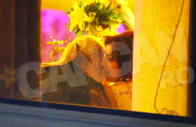 Cele doua au stat la masa una langa cealalta