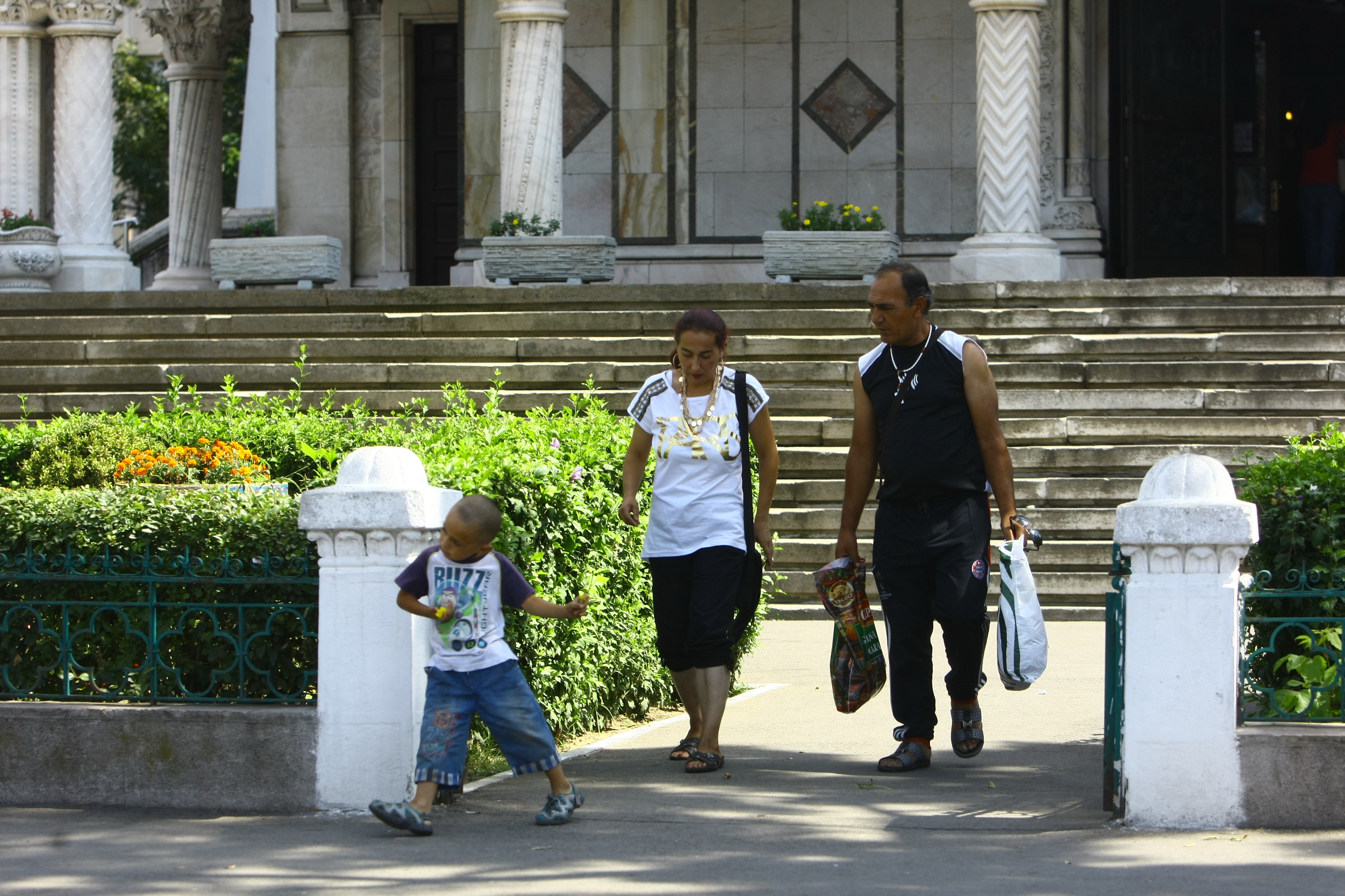 Femeia a mers la biserica insotita de actualul sot si de baiatul cel mic