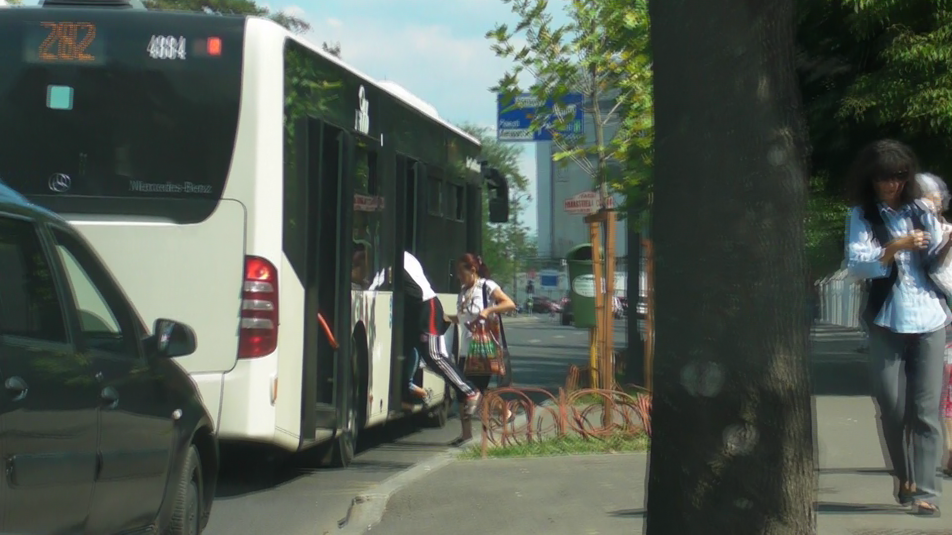 Cei trei au luat autobuzul catre piata Obor