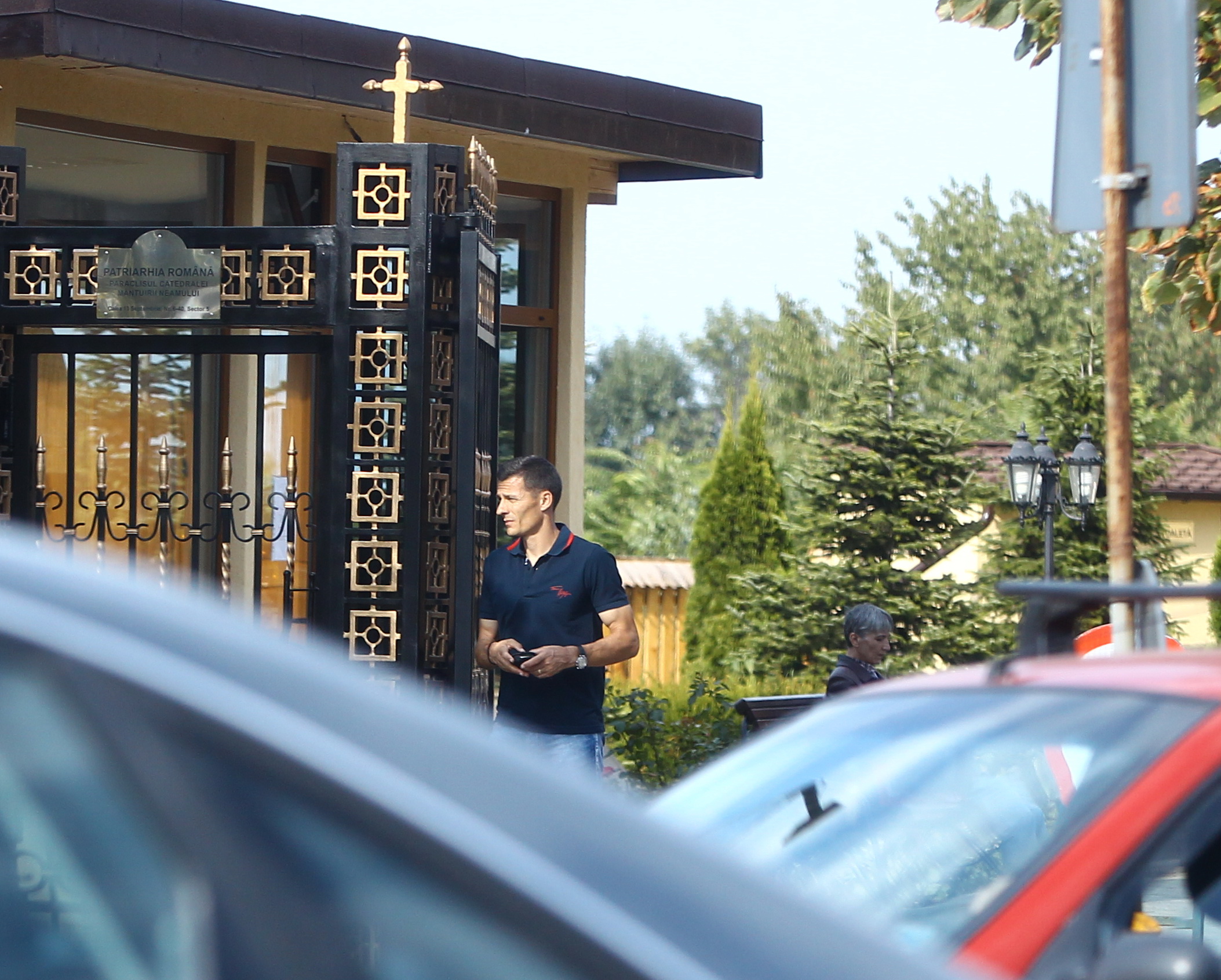 Antrenorul Stelei iese pe poarta bisericii dupa mai bine de 10 minute in care s-a rugat