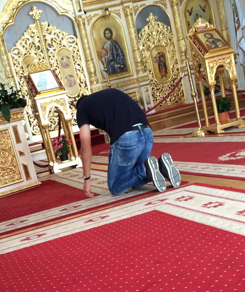 Antrenorul Stelei s-a rugat timp de 10 minute, iar apoi a aprins lumanari