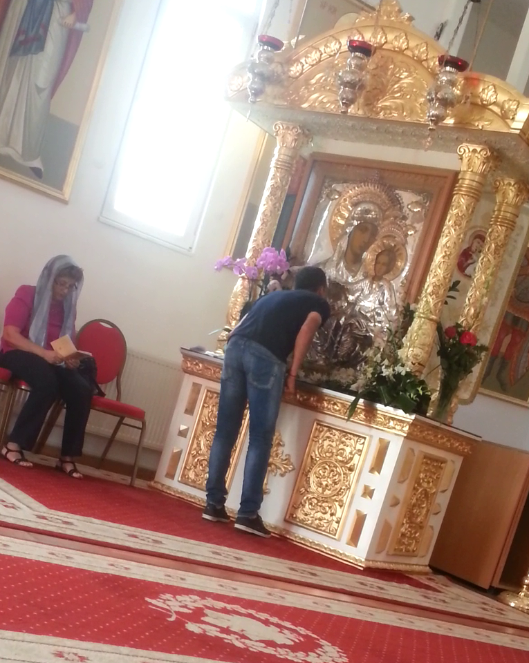 Dupa ce s-a ridicat, antrenorul Stelei a sarutat mai multe icoane